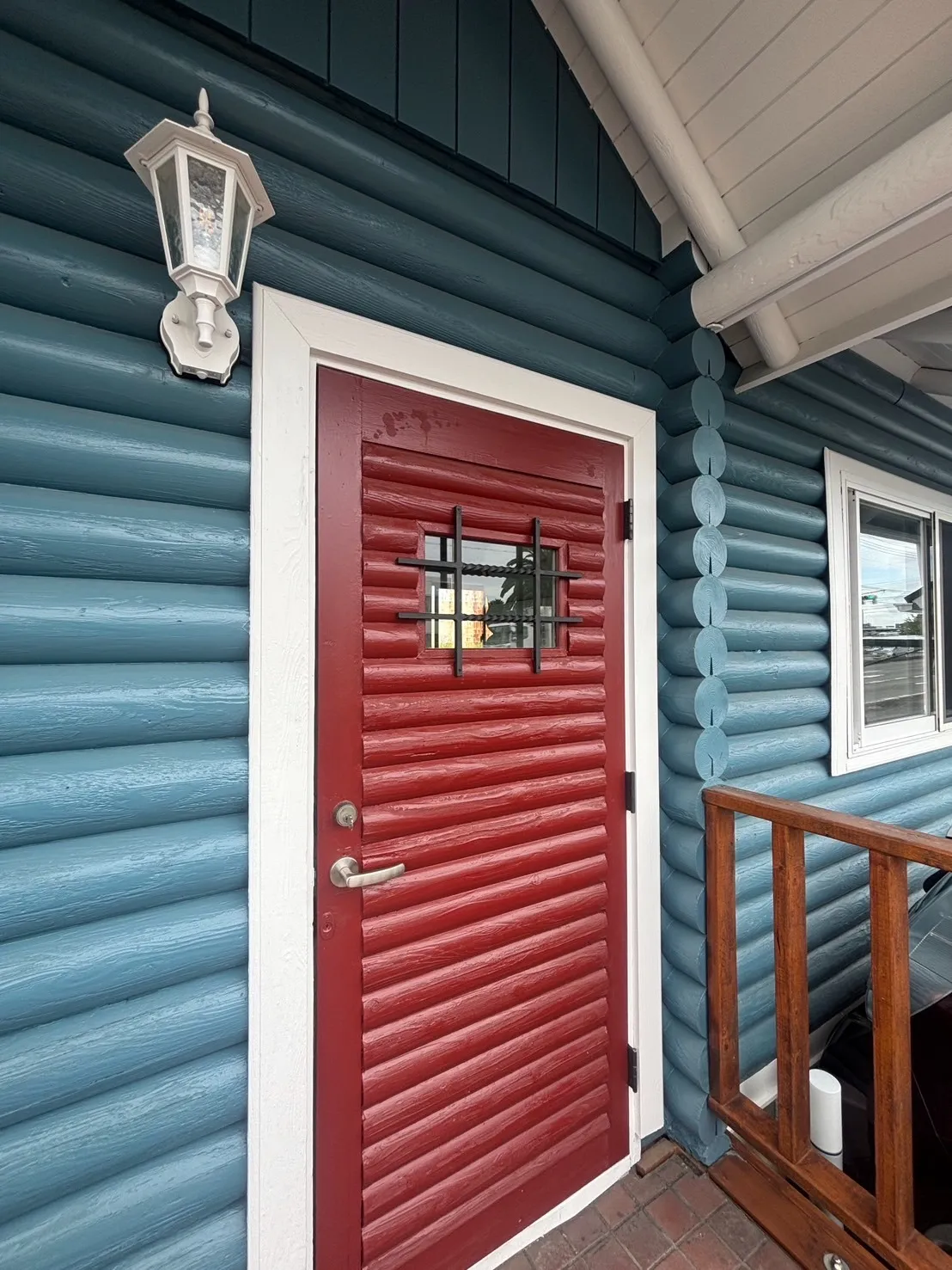 ウッドハウスの玄関ドア小窓にロートアイアン装飾を制作|山浦工業 施工事例